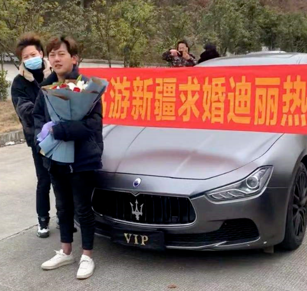 迪丽热巴被土豪求婚1000天,男方捧花冻到打颤,遭调侃缺根筋