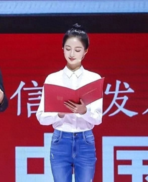 冯琳高颜值生活照,她有一张妩媚的脸,但内心是非常的理性与平和