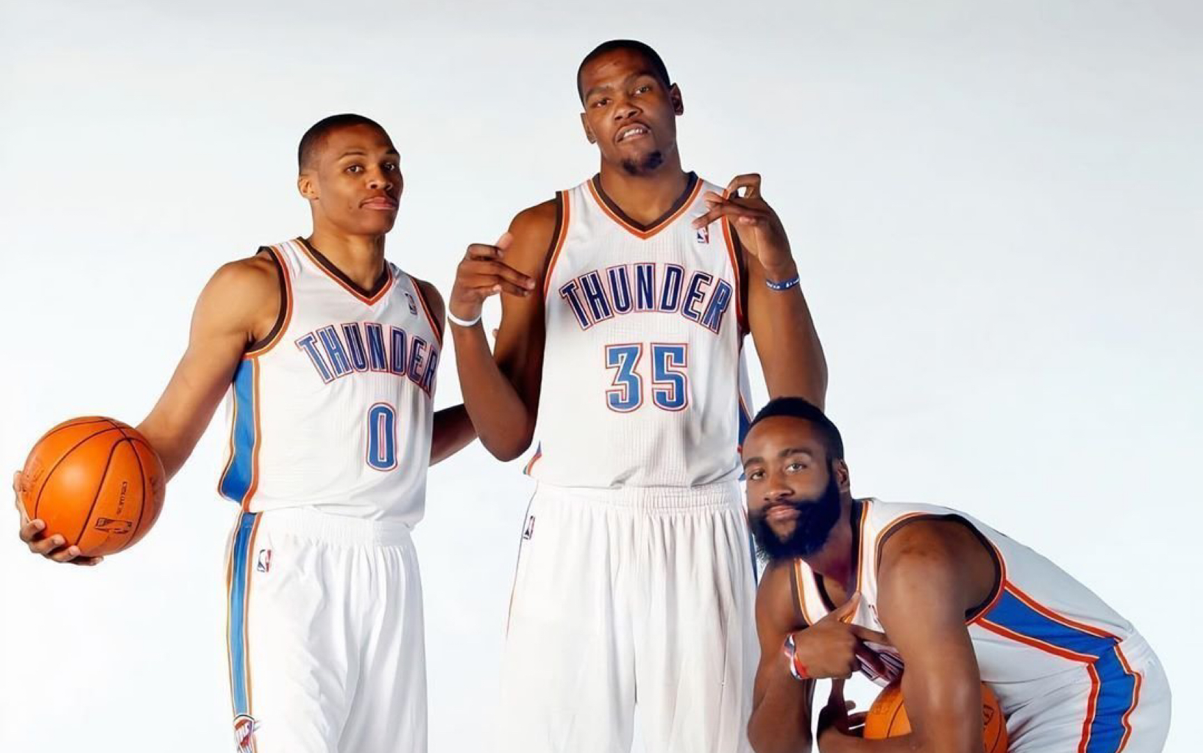 即便雷霆三少集体发力也未能挡住杀红了眼的小皇帝詹姆斯,最终雷霆