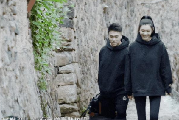 同样是豪门夫妻上综艺,霍启刚何猷君与向佐的教养,差别一目了然