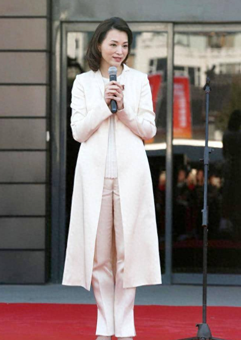 央视董卿现身，穿着校服在街上喂破产的丈夫，两人的互动好甜蜜