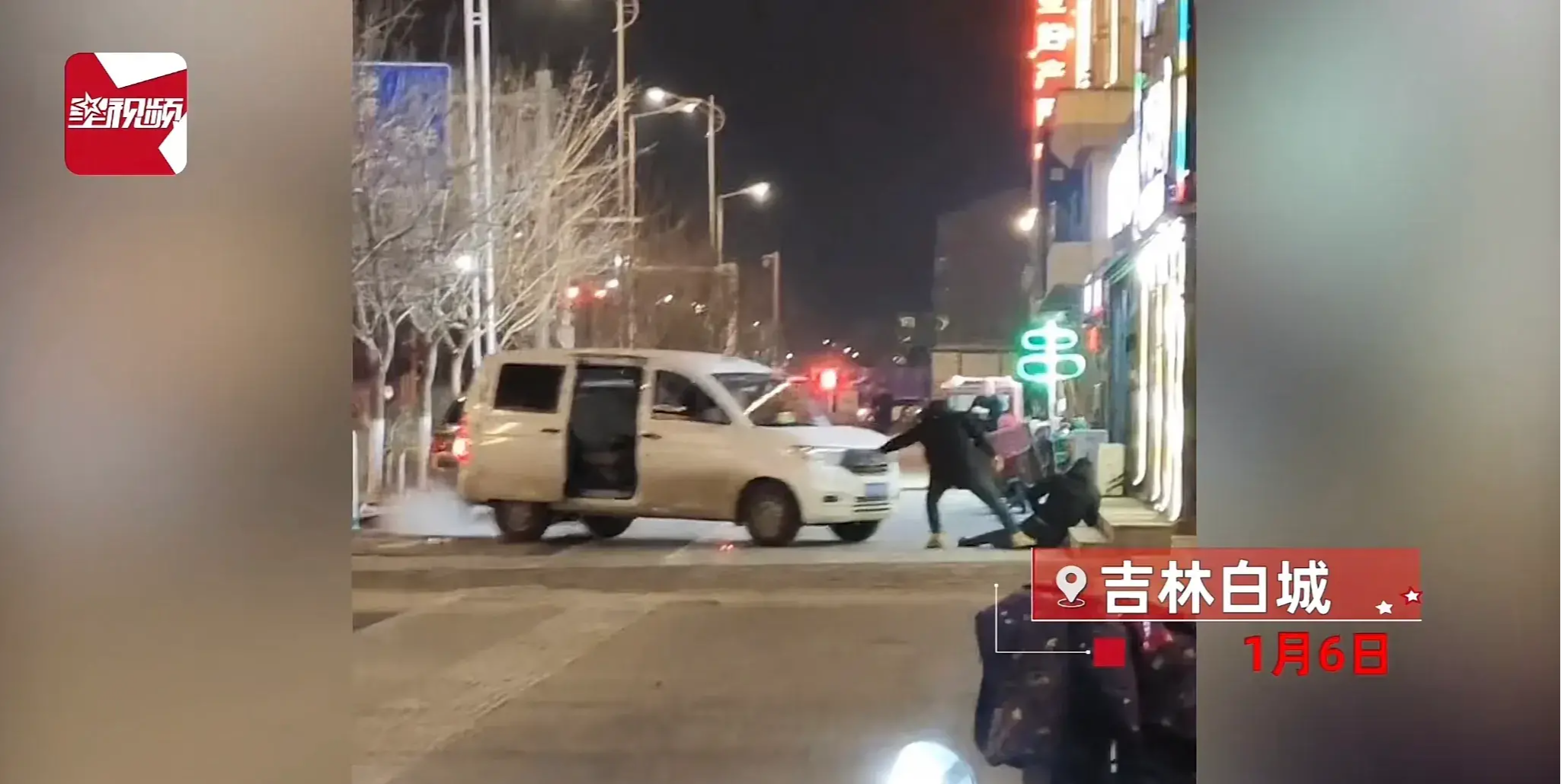 一男子为讨债,驾驶白色面包车,连续多次撞向另一男子!