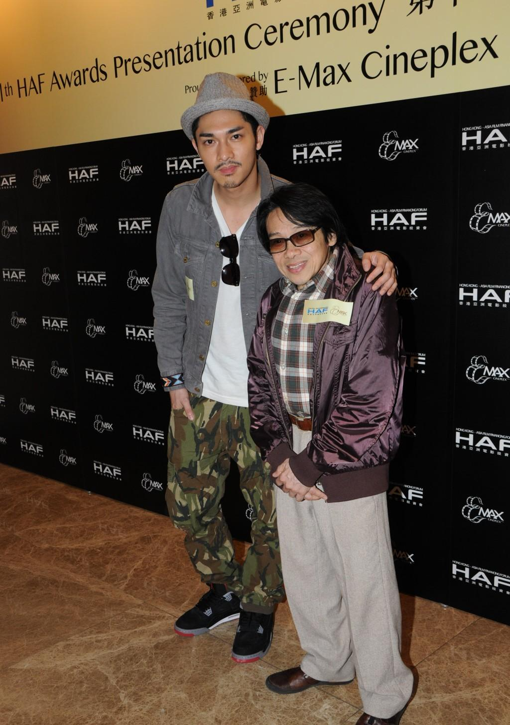 恭喜！香港知名男星大婚，网红妻子戴18只巨型龙凤鈪，更有大钻戒