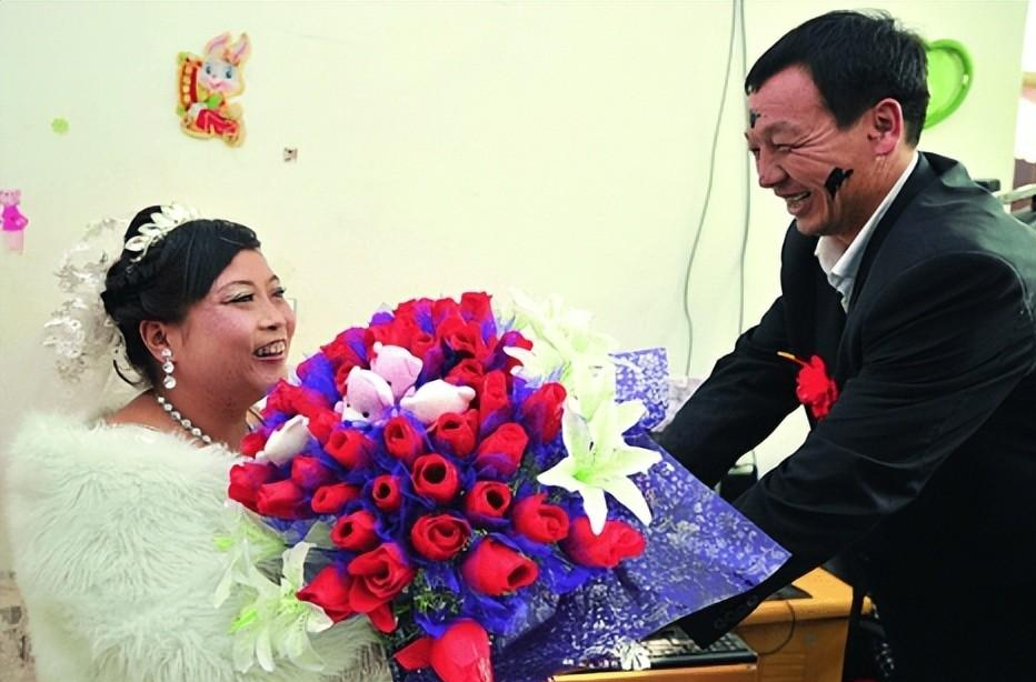 让人心痛!2010年河北小贩和顾客闲聊,突然跪地痛哭:妈,我整整找了你17年