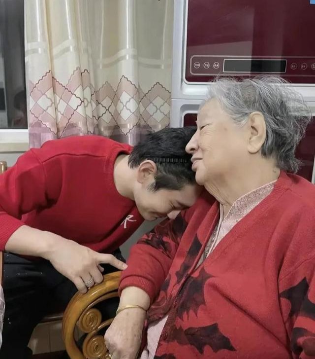 黄晓明|黄晓明无名指戴回婚戒疑与baby悄悄复合!杨颖甜蜜晒合照回应