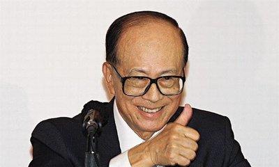 回顾李嘉诚：千亿富翁的简朴生活，轮椅代步，不爱山珍海味爱青菜