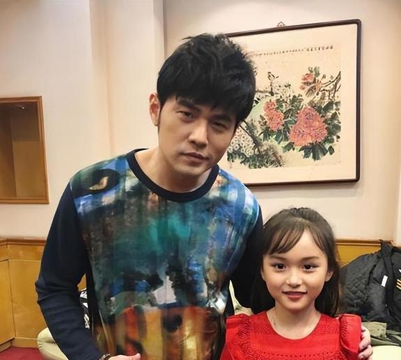 2岁出道的刘楚恬年入百万，因长相甜美被禁止整容，如今长成啥样