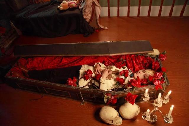 人死后,体内的细胞也开始死亡.