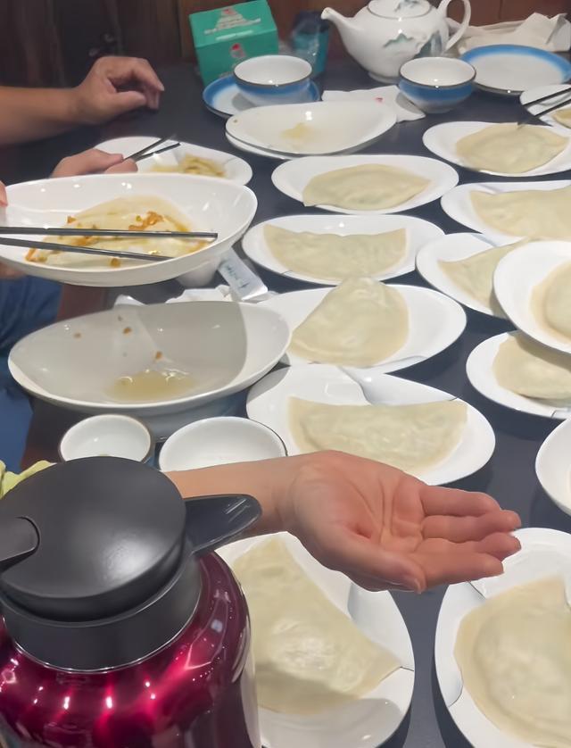 烟台|男子去烟台旅游点鲅鱼水饺，上菜后直接懵了：分量令人大开眼界
