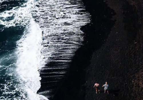 海岛|天堂般的世界，到处是自然的黑色沙砾，一根根玄武岩柱子高高耸起