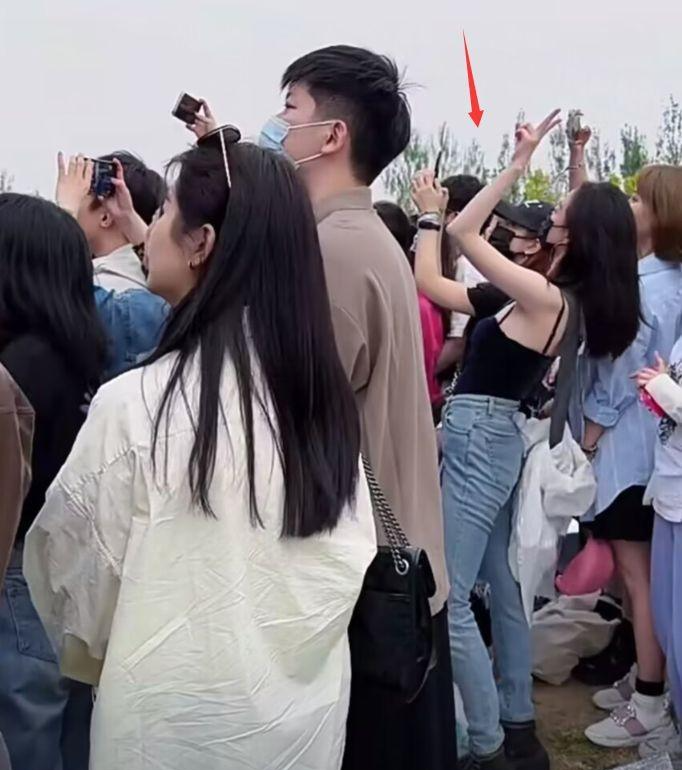 倪妮|北京音乐节偶遇倪妮,仪态遭吐槽,消瘦身材小肚腩抢镜