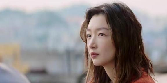 金鸡奖,周冬雨坐在“大佬”堆里,让网友都见到了她的“地位”