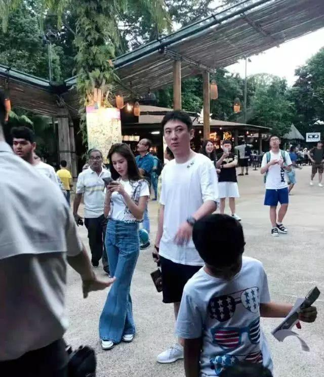 王思聪当爸啦?新女友曝光?脸部轮廓精致,一副迷人的小天使面容