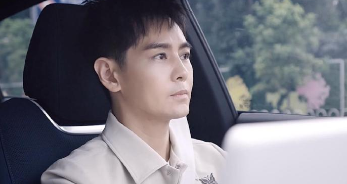 林志颖现身机场,车祸后首次在大陆露面,状态老了许多