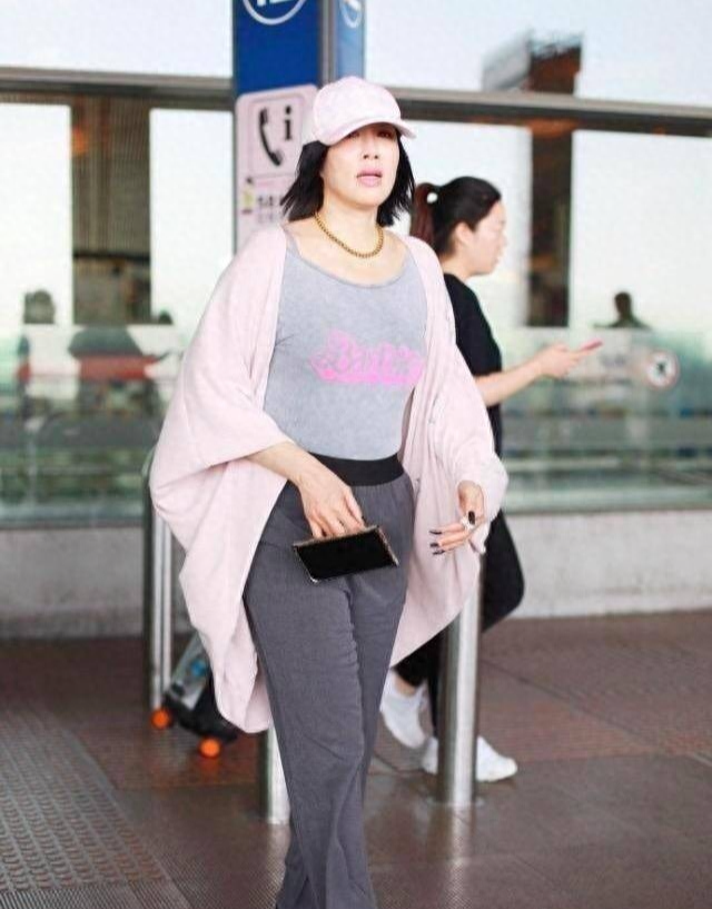 钟丽缇素颜显苍老,身材发福明显!脸色蜡黄,中年大妈的即视感