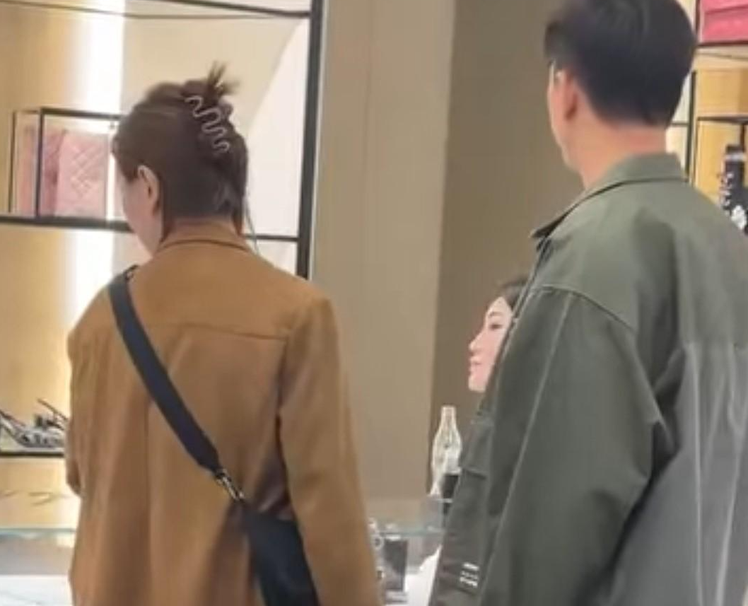 马国明回应汤洛雯黑脸事件:她很开心,只是排队太久