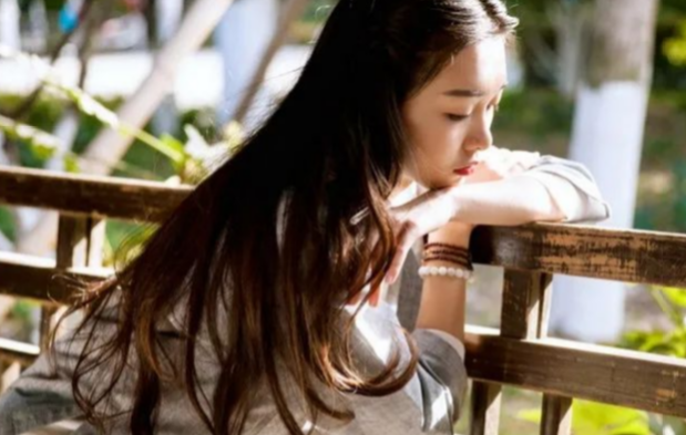 印星高透又贴身,利求职一生多贵人的女命