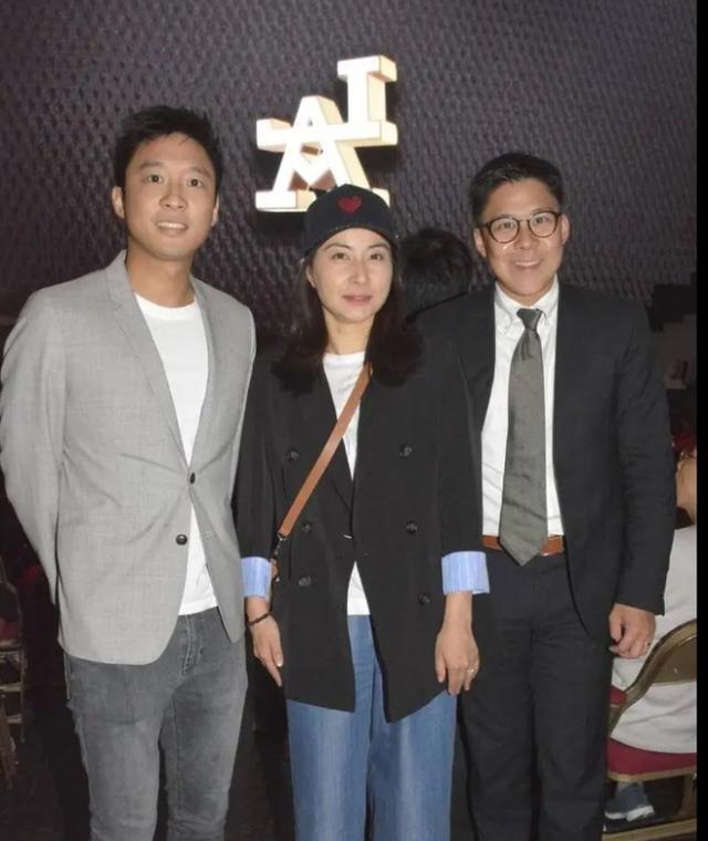 郭晶晶伏明霞时隔20年再同框,一个精致有型如贵妇,一个胖得流油