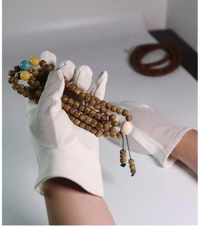 翡翠|行家都说盘文玩手串,都需要佩戴棉质手套,事实真的需要这样吗?