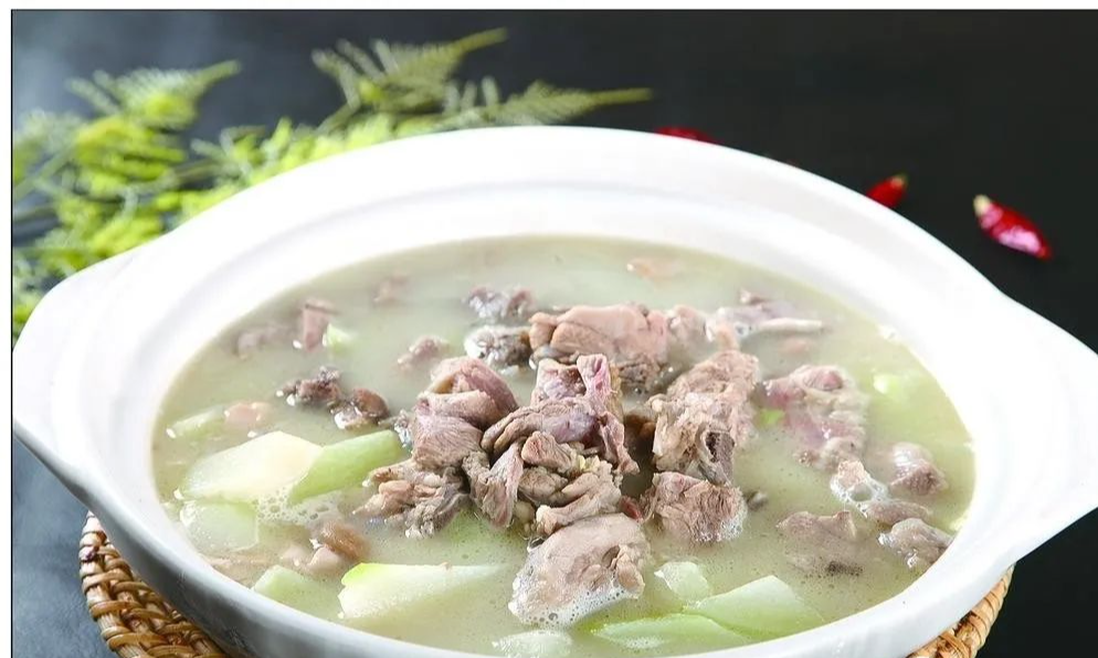 “十人九腰痛”，医生建议：50岁后多吃3样，养肾补腰，强筋健骨