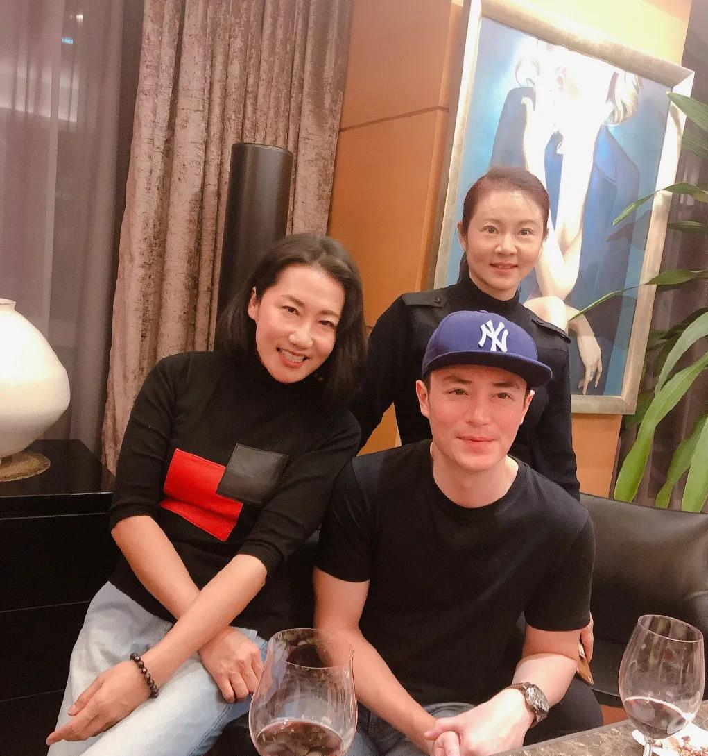 周迅|如懿传剧组重聚！董洁站最边缘疑似被孤立，周迅瘦脱相认不出