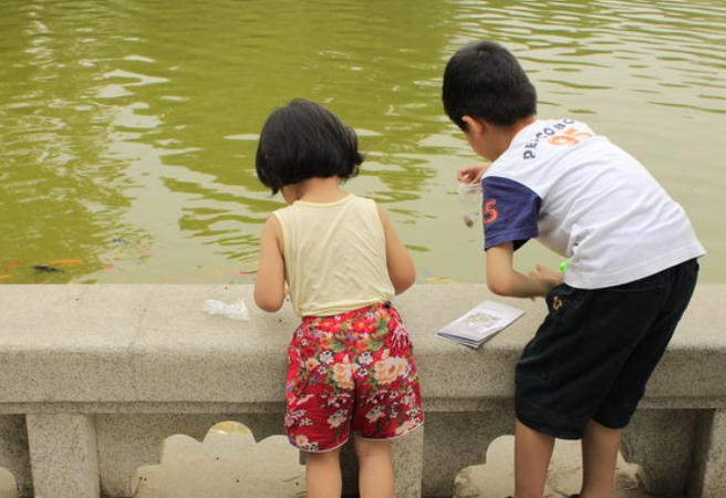 女孩|27岁女孩每晚和29岁哥哥同睡,至今不找男友,坦言就想和哥哥过一辈子(下)