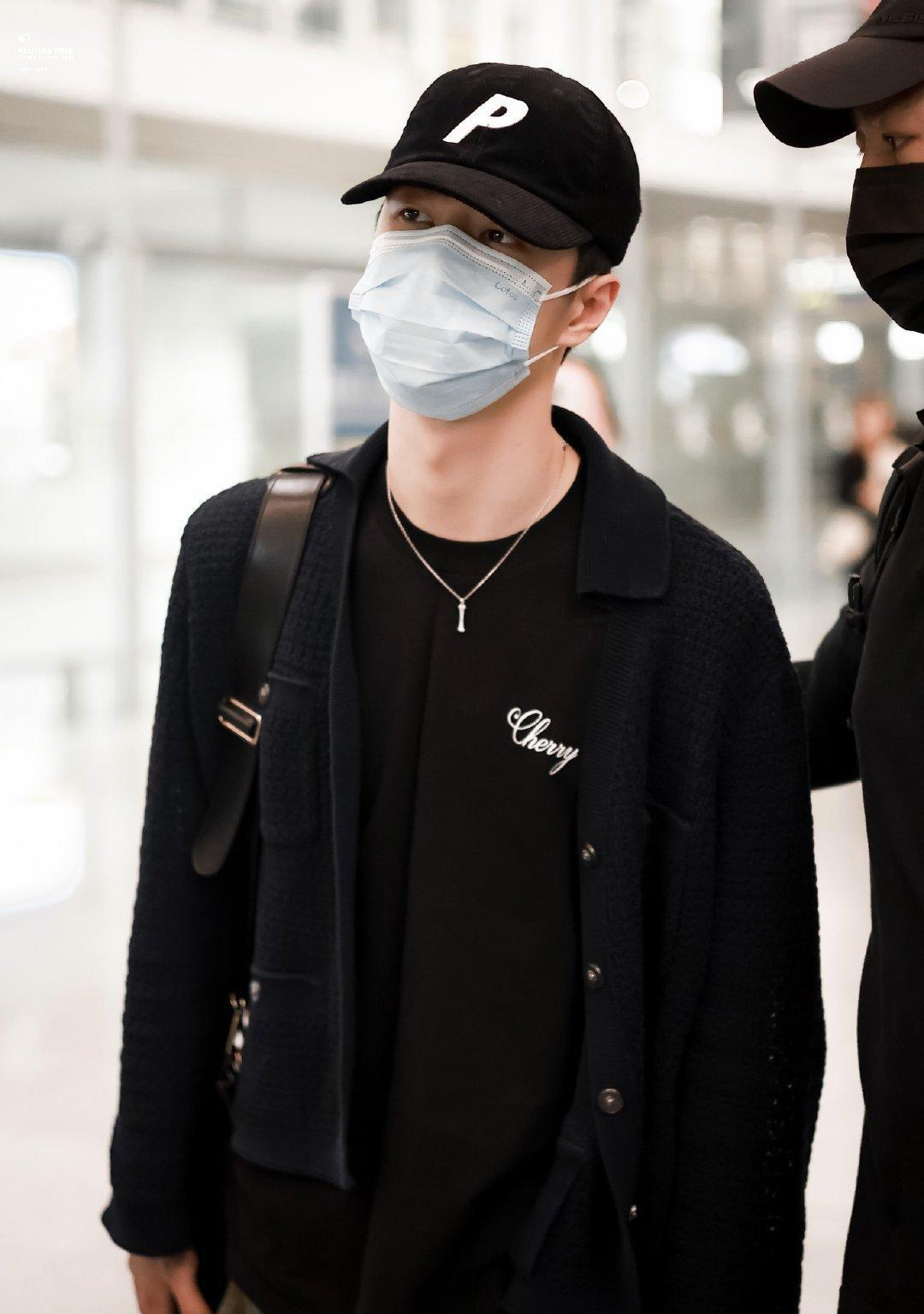 王一博现身机场因为勤俭持家上热搜,粉丝发现他一条裤子穿了四年