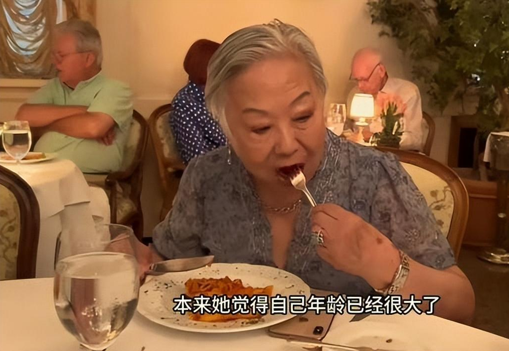 57岁戏骨全家定居美国,拿着在中国赚的钱,住豪宅、大赞国外风景