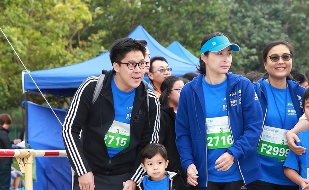 霍启刚慈善跑拥抱父子情，甘比陪女儿义工体验公益豪门教育