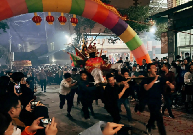 姚晨|姚晨一家回村过年!素颜吃席差点认不出,8岁儿子手举长刀模样俊