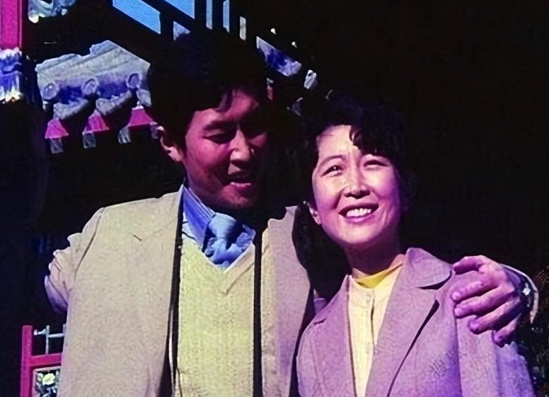 唐国强现状：国内疯狂淘金，国外妻儿花，还要担心残疾儿子的婚恋