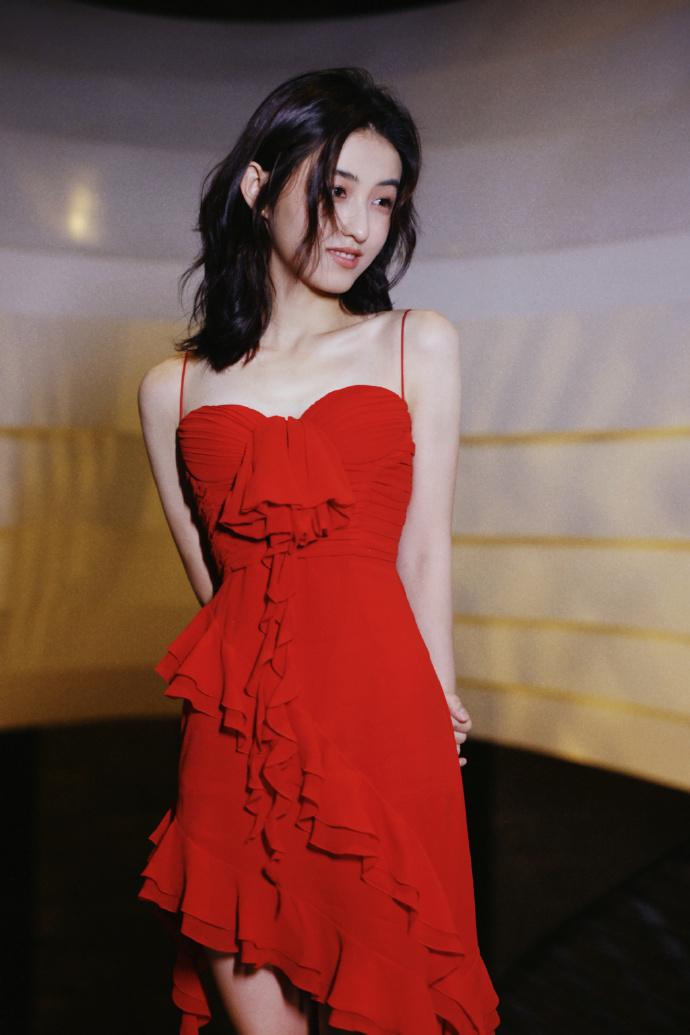 运动 当红小花暴瘦成皮包骨!前胸贴后背如纸片人,身板瘦削变大头娃娃