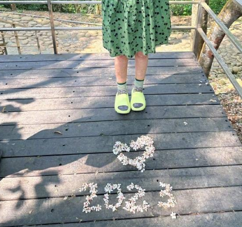 Selina|任家萱提前过母亲节，挺超大孕肚与男友出游，牵手对视好甜蜜