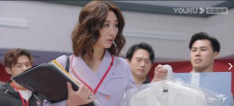 新闻女王:徐晓薇彻底黑化,献身飞爷怒撕许诗晴,文慧心不敢招惹