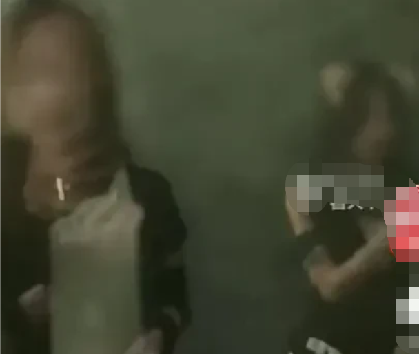 擦边是流量密码？酒吧男女厕所隔断竟是双面镜，男厕可看到女厕洗手台。