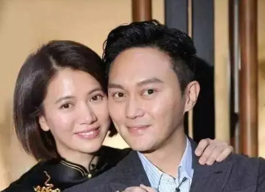 袁咏仪|袁咏仪发文庆结婚22年,两人素颜合照被赞真实,张智霖白发太抢镜