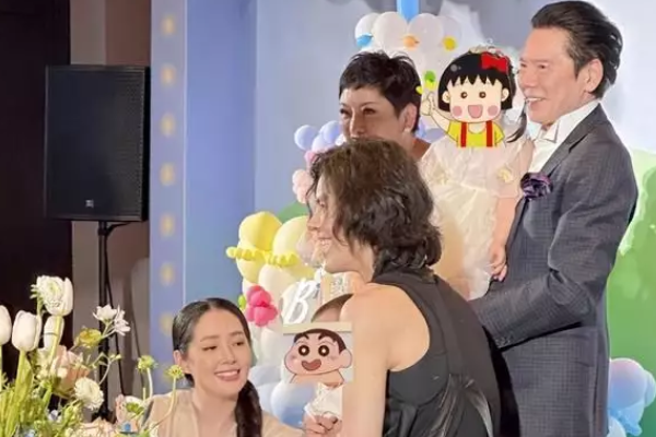 向家迎来小孙子生日,一家人其乐融融,拍照姿势引人猜测