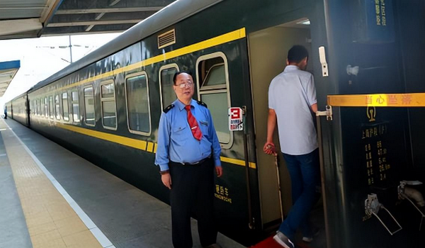 火车|这是中国“难熬”的一次列车，长达五千多公里，往返一次需要53个小时！