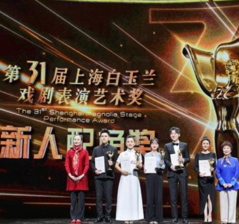 白玉兰奖走红毯:赵丽颖气场强大,王珞丹秀腿露背