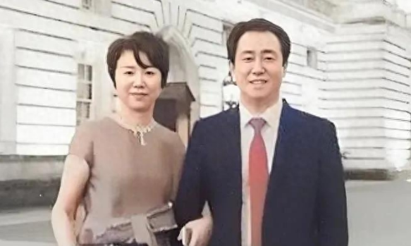 墙倒众人推！许家印出事后好友无人问津，前妻和子女照片全曝光！