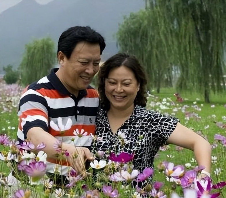 唐国强现状：国内疯狂淘金，国外妻儿花，还要担心残疾儿子的婚恋