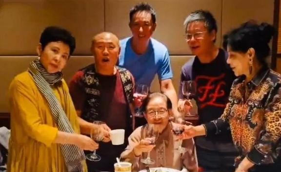 从歌坛天后到“无人问津”的董文华，她跌落的口碑终究还是回不去