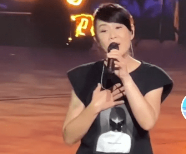 刘若英|刘若英53岁断崖式衰老!穿廉价礼裙像女壮士,中年大妈体型大变样