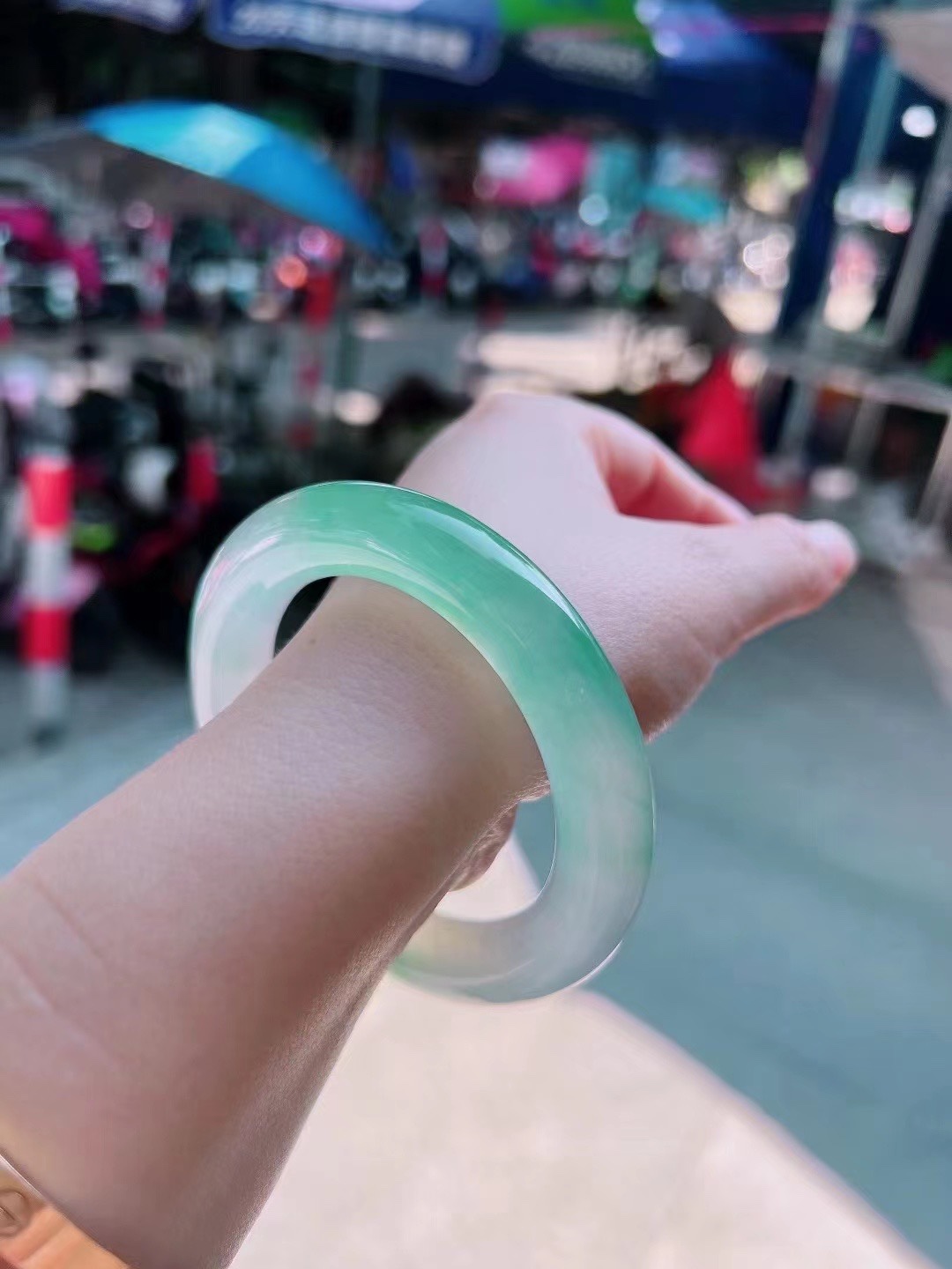 探索芙蓉种翡翠:淡雅脱俗的珍稀之美