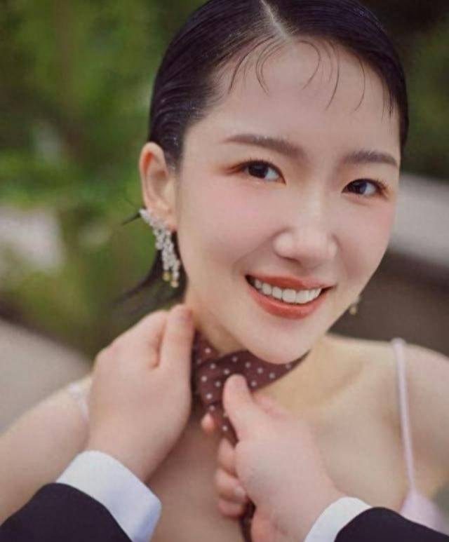 郝邵文老婆身份被扒！离异还带有8岁的女儿，长得漂亮还特别温柔