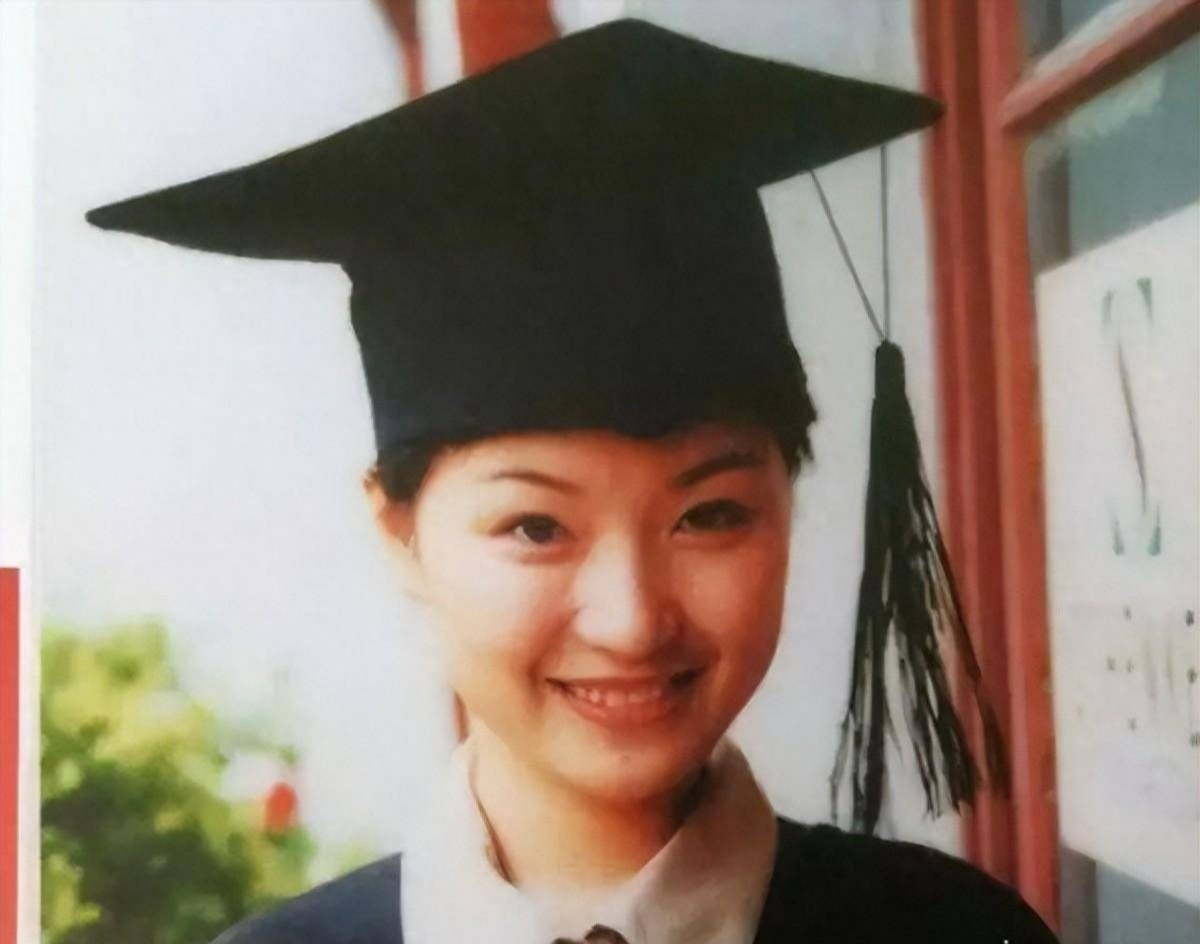 陈蓉近照，被吊销主持人证，复出转幕后，永远失去了主持的机会！