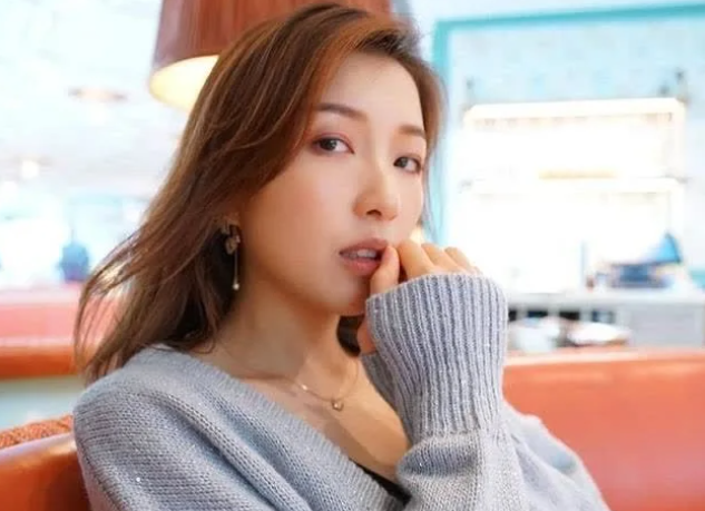 梁洛施与14岁儿子现身商场,疑似怀4胎,李泽楷陪选婚纱,再嫁豪门?