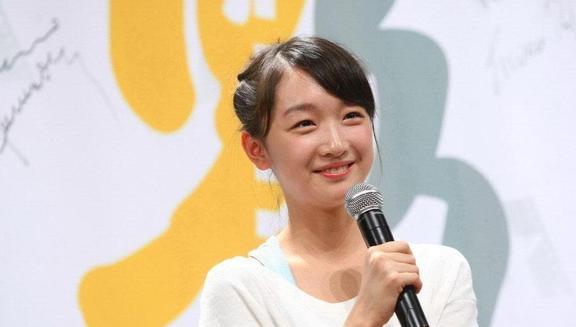 金鸡奖,周冬雨坐在“大佬”堆里,让网友都见到了她的“地位”