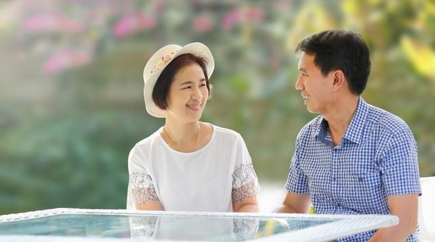 55岁大妈嫁给48岁的大叔,大妈说:日子过得心惊胆战,身心受折磨