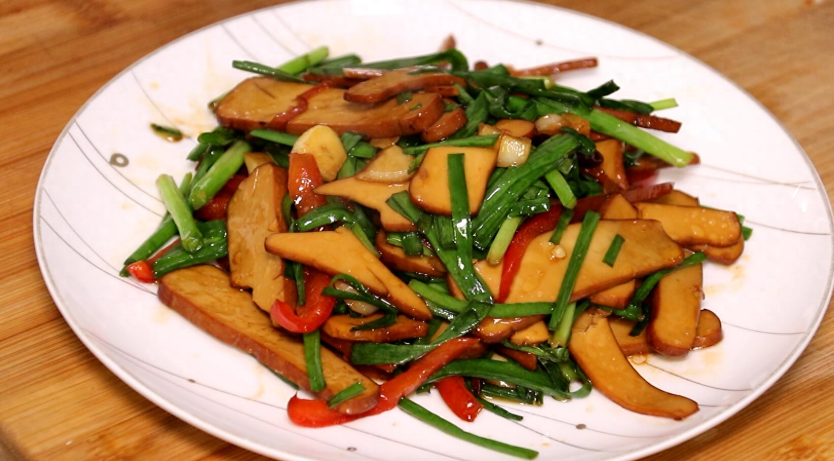 面条|翠意盎然：韭菜炒鸡蛋干，舌尖的香舞，入秋宜多吃才是